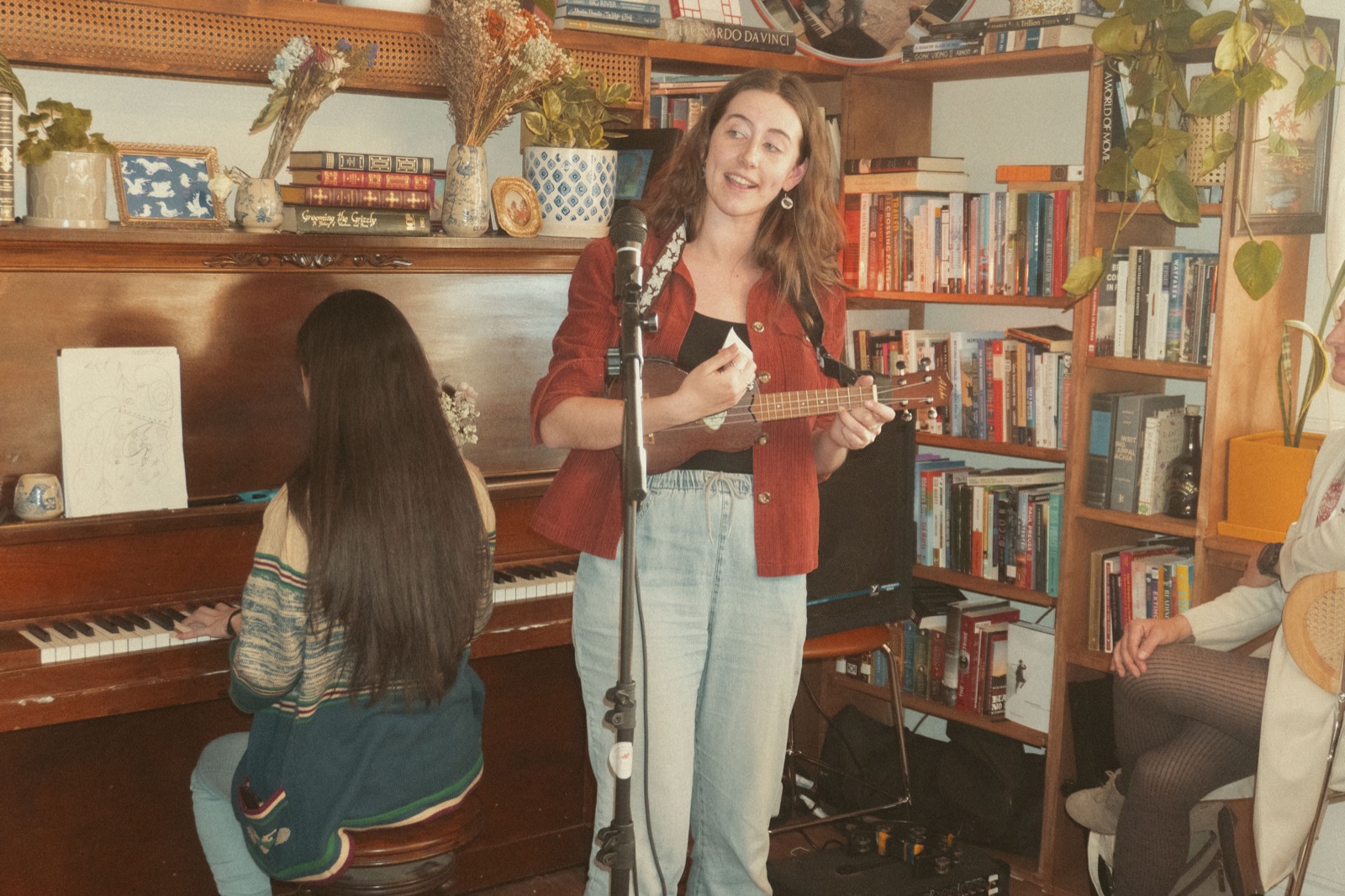 A singer playing ukulele alongside a pianist at the café